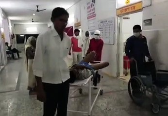 Tải video: कार ने बाइक सवार को मारी टक्कर, बाइक सवार हुआ घायल