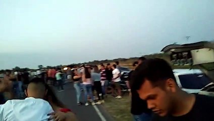 Insólito: de fiesta en plena ruta y desafiando todas las restricciones