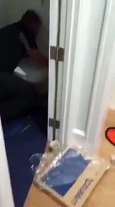 Oubli d'un apprenti plombier lors de la pose de toilettes