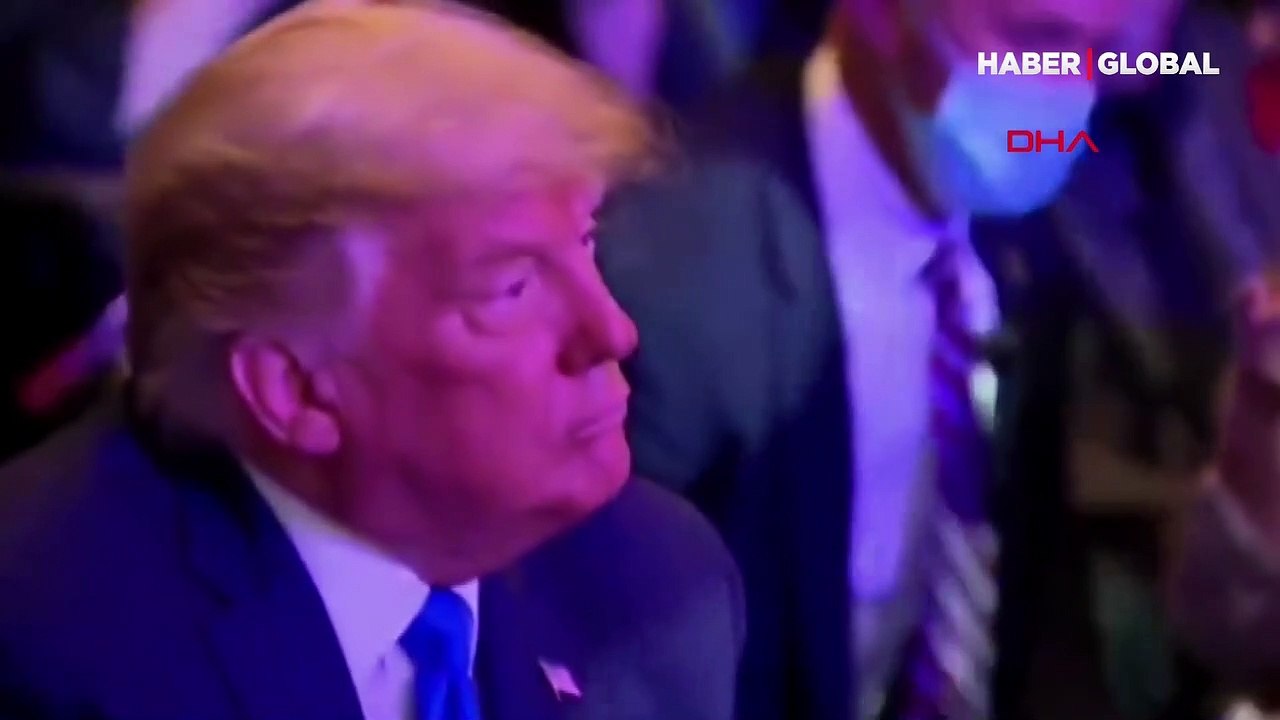 ABD Başkanı Trump seçimleri kazanması için kilisede kutsandı! Cebinden çıkardığı paraları sayıp bağış kutusuna attı