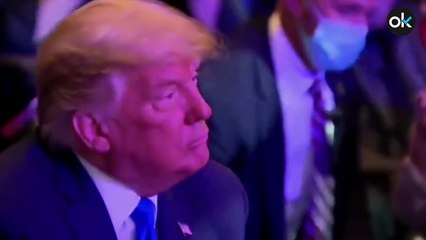 Trump saca un fajo de billetes para donar en una iglesia