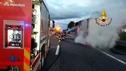 Incendio su A16 in Irpinia distrutto camion che trasportava birra (19.10.209