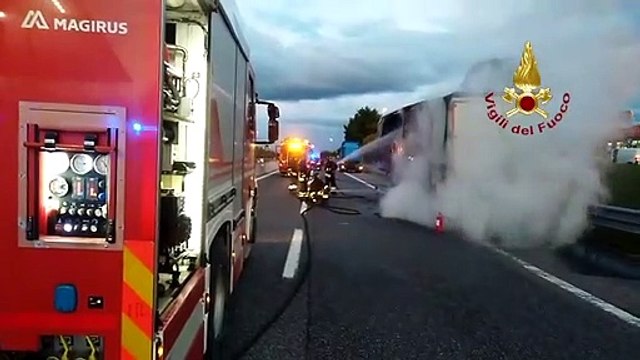 Incendio su A16 in Irpinia distrutto camion che trasportava birra (19.10.209