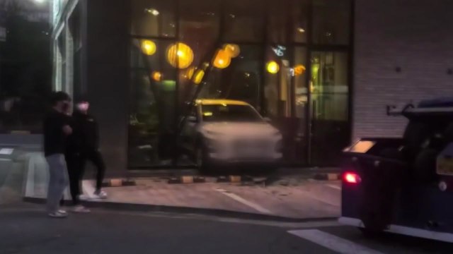 주차하던 차량, 카페로 돌진...손님 1명 다쳐 / YTN