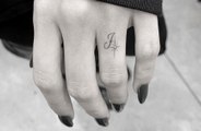 Hailey faz uma tatuagem em homenagem a Justin Bieber e outra escrita em português