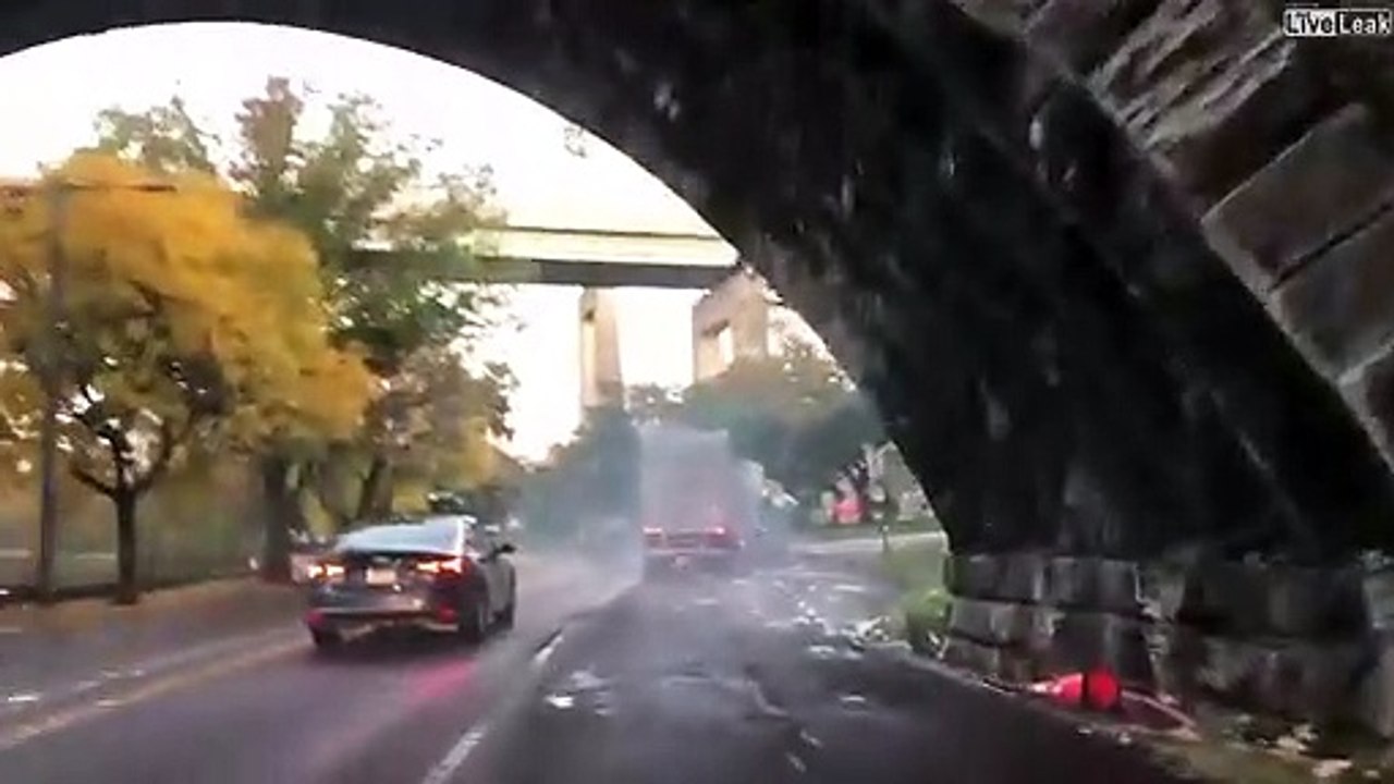 Ce chauffeur n'a pas le compas dans l'oeil... Camion trop haut