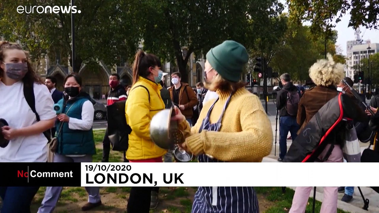 اعتراض کارگران رستوران‌‌ها و بارها در بریتانیا نسبت به اعمال محدودیت‌های جدید