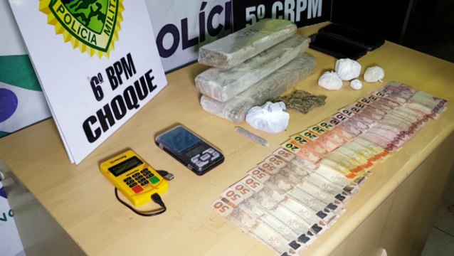 Dupla é detida com maconha, crack, dinheiro e máquina de cartão