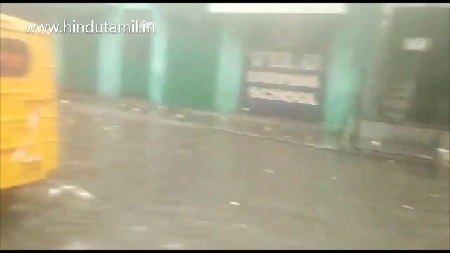 சென்னையின் பல்வேறு பகுதிகளில் இடி, மின்னலுடன் கூடிய கனமழையால் மழை நீர் தேங்கி வாகன ஓட்டிகள் மற்றும் பொதுமக்களுக்கு சிரமம்! இடம் டாக்டர் பெசண்ட் நகர் சாலை!