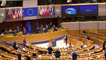 Parlamento Europeu homenageia professor decapitado