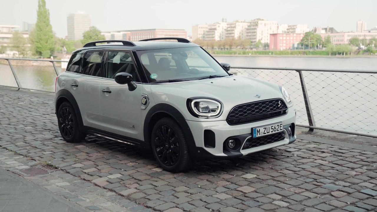 The new MINI Cooper SE Countryman ALL4 Design