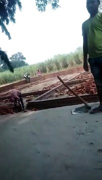 अम्बेडकर नगर-ग्राम प्रधान के द्वारा करवाया जा रहा घटिया ईट और मसाले से पंचायत भवन निर्माण