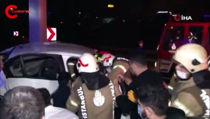 Otomobil bariyerlere ok gibi saplandı: 2 ağır yaralı