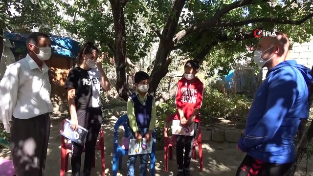 Fedakar öğretmen, babayı ikna ederek kız kardeşleri okula kazandırdı