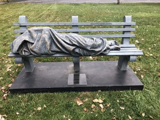 La police veut délo­ger un SDF sur un banc, il s’agissait d’une statue de Jésus