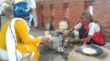 रोटी वाली अम्मा: 80 साल की भगवान देवी को है मदद की जरूरत, 20 रुपए में खिलाती हैं स्वादिष्ट खाना