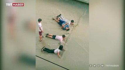 Mersinli çocuklar yağmurun tadını böyle çıkardı