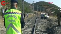 Tren, ticari araca çarptı; 1'i çocuk 2 kişi hayatını kaybetti