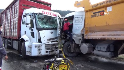 Bolu’da kamyonlar kafa kafaya çarpıştı: 2 yaralı