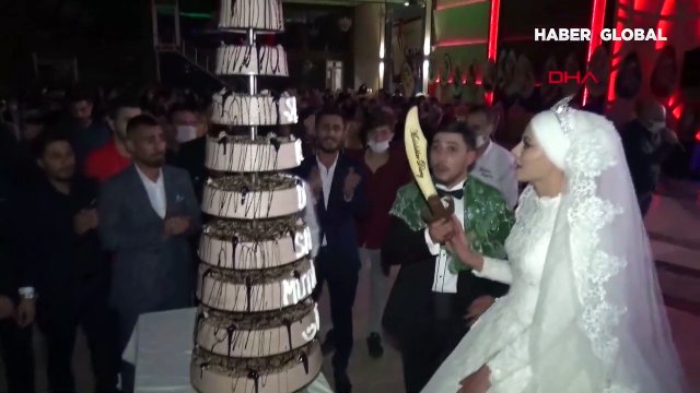 Bir saatlik düğünde gelin ve damada takılan takı dudak uçuklattı