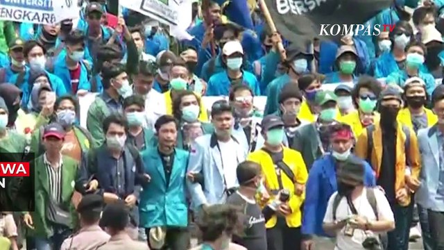 Ribuan Mahasiswa Memadati Kawasan Patung Kuda Arjuna Wiwaha