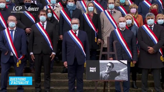 Professeur décapité - Regardez l’hommage émouvant des députés à Samuel Paty cet après-midi sur les marches de l’Assemblée nationale - VIDEO