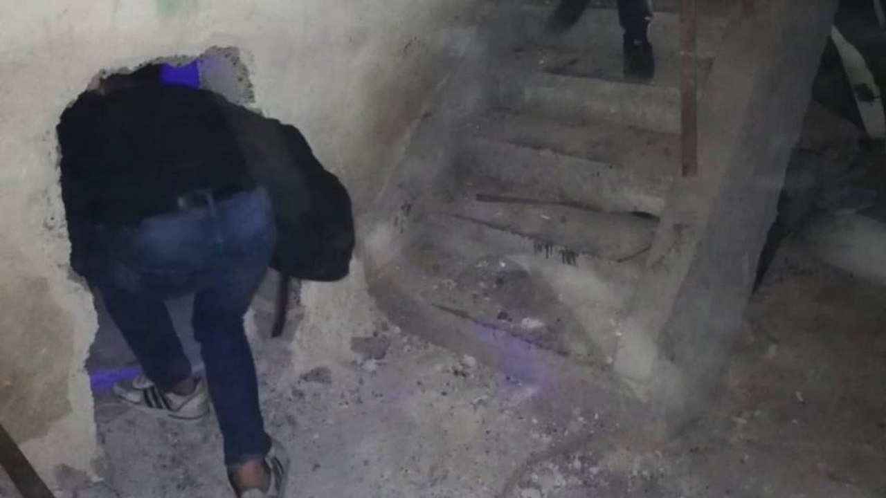 Kumar oynatılması için duvardan gizli bölme açılmış