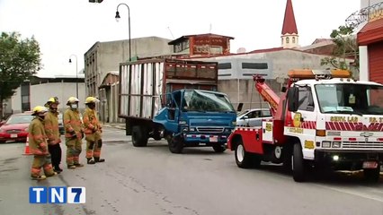 tn7-choque-de-vehiculo-de-carga-contra-poste-201020