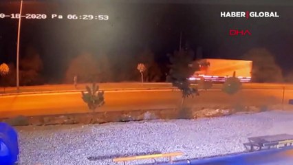 Kontrolden çıkan TIR'ın kaza anı kamerada