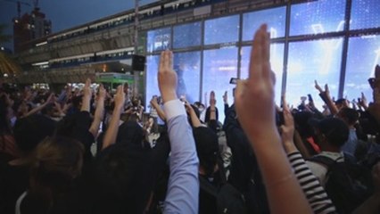 Quedadas en el metro durante el himno por la democracia en Tailandia
