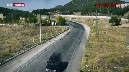 Otomobil çaldı, emniyetin bariyerlerine çarpınca yakalandı