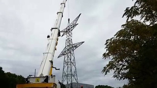 L'un des derniers pylônes électrique de Montpellier démonté à Odysseum