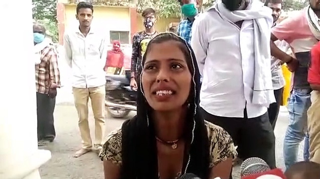 ससुराल जनों ने विवाहिता को घर से निकाला बाह,र अधिकारियों से लगाई मदद की गुहार