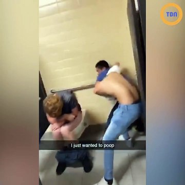 Il pensait être tranquille aux toilettes, il va déchanter très vite