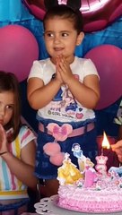 Niña maldadosa apagó vela de cumpleaños de su hermana y se hace viral