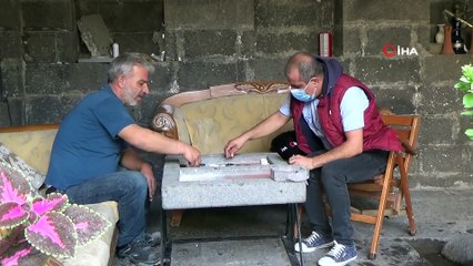 Diyarbakırlı taş ustası bazalt taşından sanat eserleri çıkarıyor