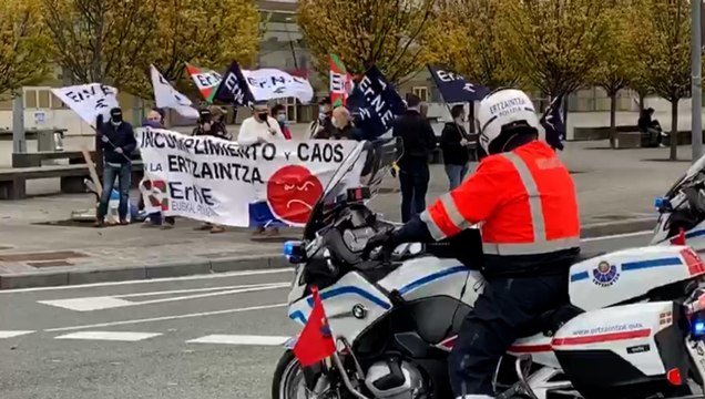 Protesta del sindicato de la Ertzaintza ERNE en La Vuelta Ciclista a España