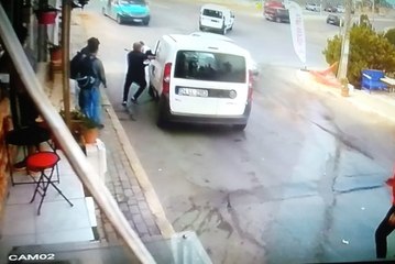 Çocuğu kurtarmak için el freni kopan aracın içine atladı