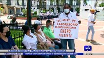 Técnicos y auxiliares de laboratorios clínicos marchan a la Presidencia - Nex Noticias