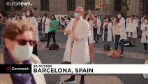 ویدئو؛ پزشکان در بارسلون در اعتراض به مشکلات، لباس‌های خود را درآوردند