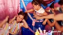 Dos niñas se pelean en pleno cumpleaños y sus reacciones se hacen virales