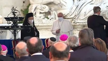 Papa reza com líderes de várias religiões