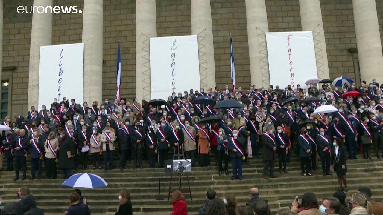 نمایندگان پارلمان فرانسه به یاد معلمی که سر بریده شد یک دقیقه سکوت کردند