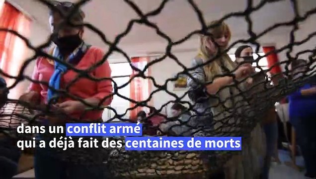 A Erevan, parents et enseignants fabriquent des filets de camouflage pour les soldats arméniens au Nagorny-Karabakh