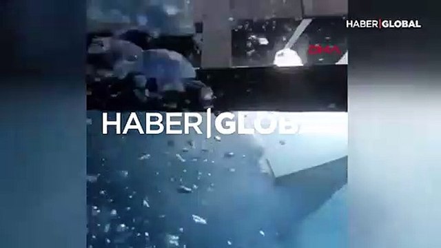 Köpek balığı turist kadınların dalış yaptığı böyle kafese saldırdı