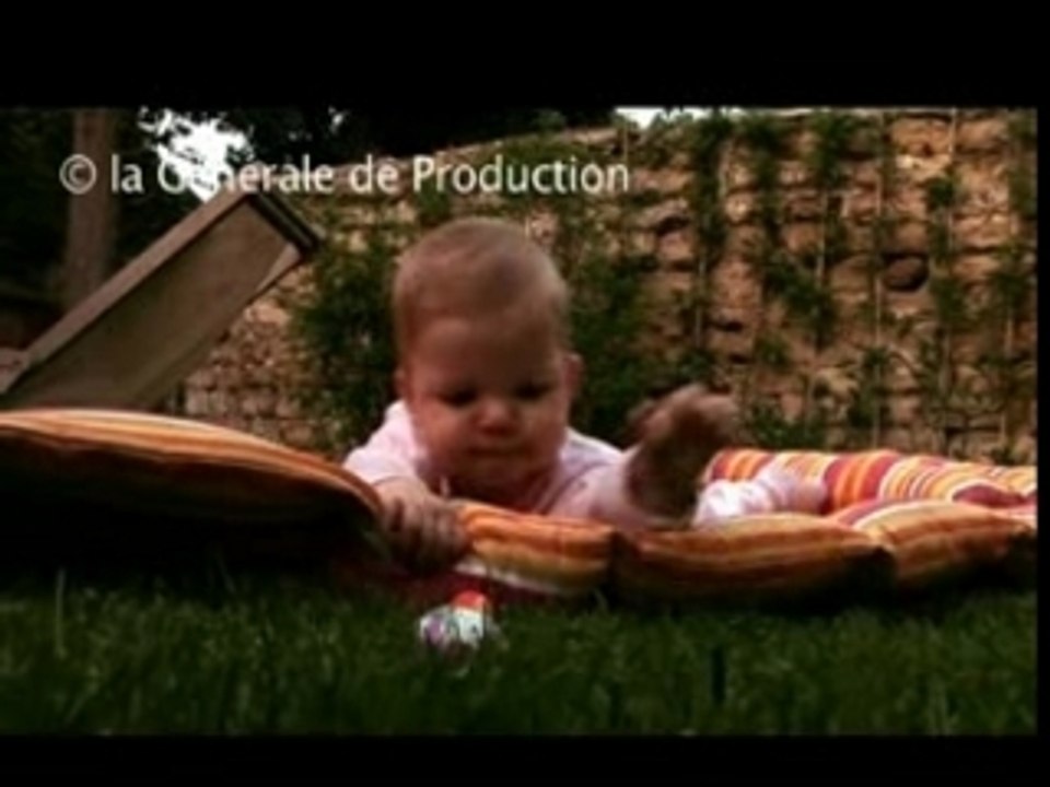 Agathe et le hochet (7 mois et 1/2)