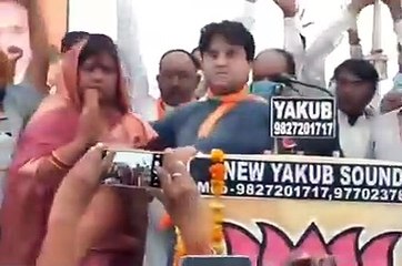 VIDEO: दुखी इमरती देवी को देख सिंधिया को आया गुस्सा