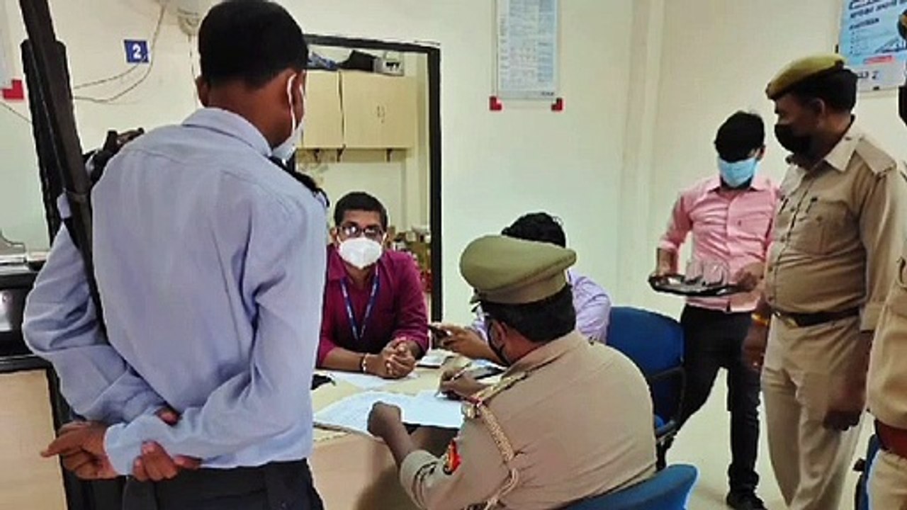 बैंकों पर पहुंच कर पुलिस ने बैंक का किया निरीक्षण
