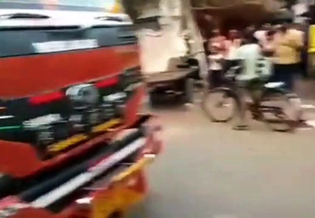 बिजली का पोल डीसीएम पर गिरा हादसा टला