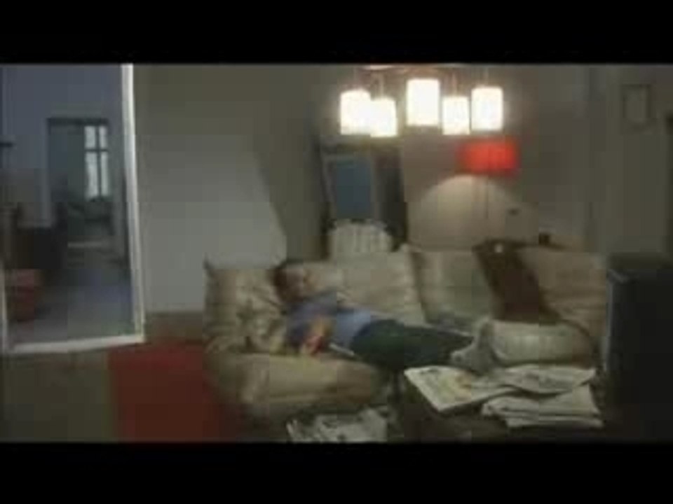 Verzweifeltes Handy greift zur Bratpfanne